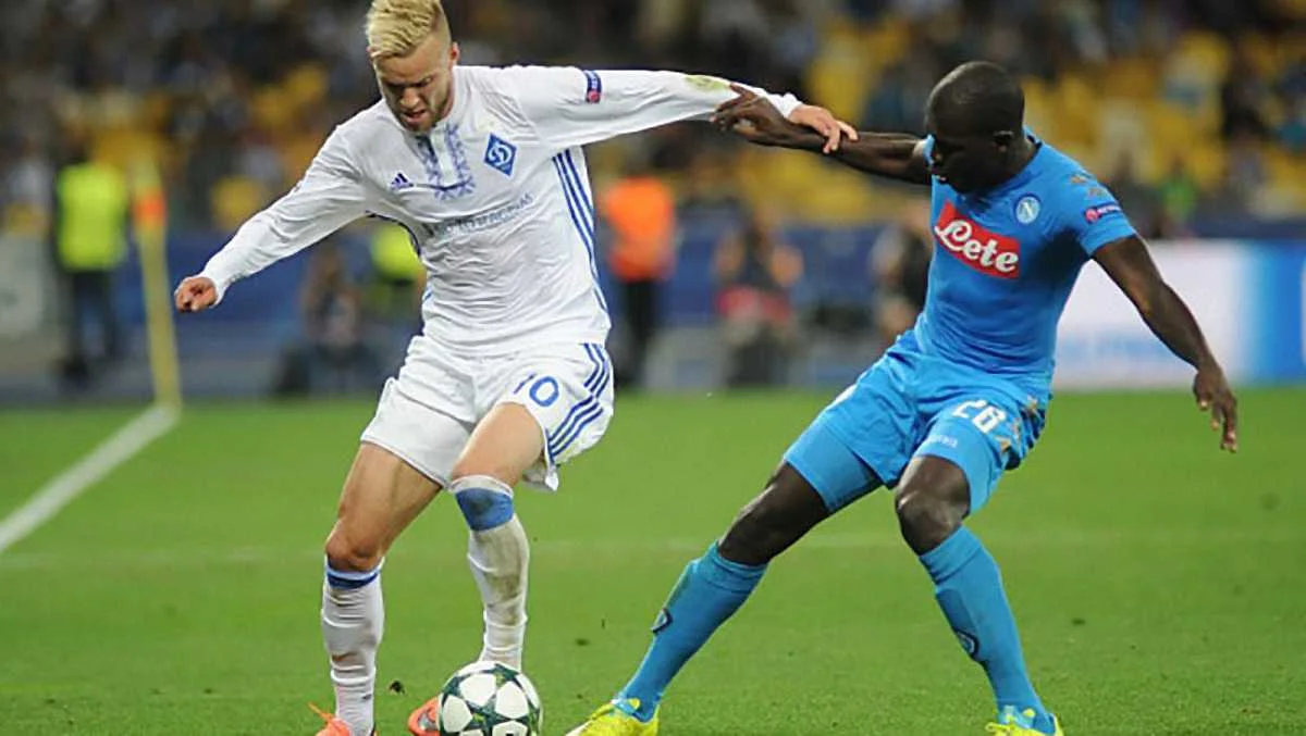 Андрей Ярмоленко в борьбе за мяч / Getty Images