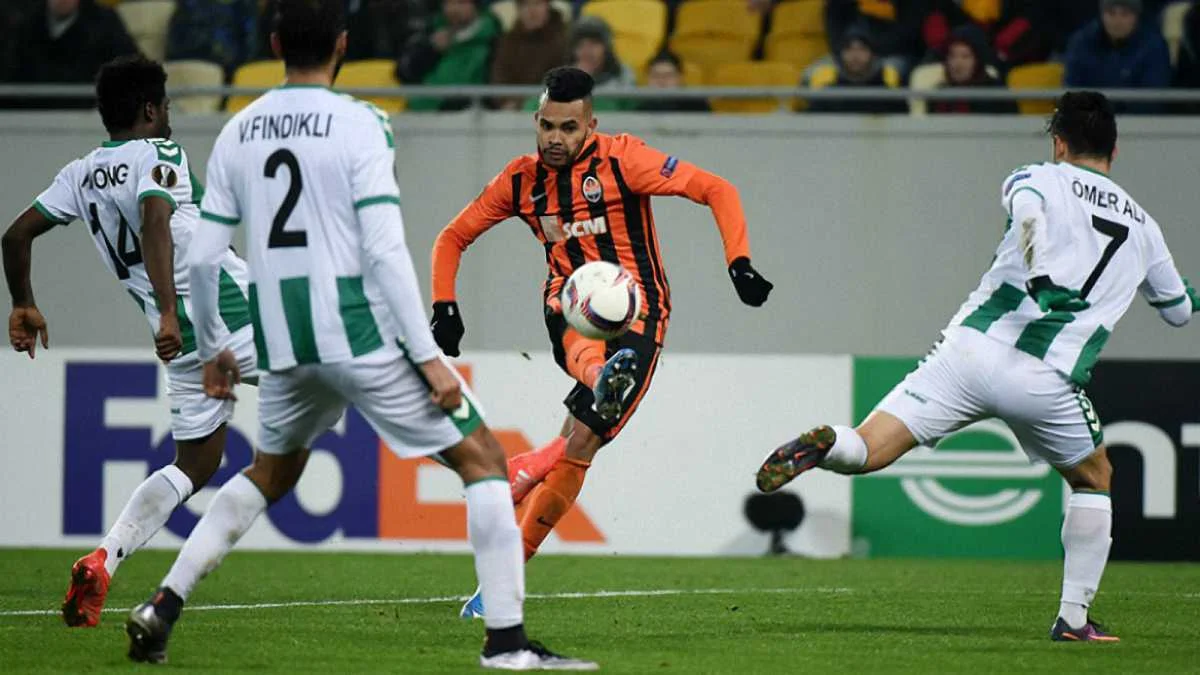 Дентінью забиває гол / фото ФК Шахтар