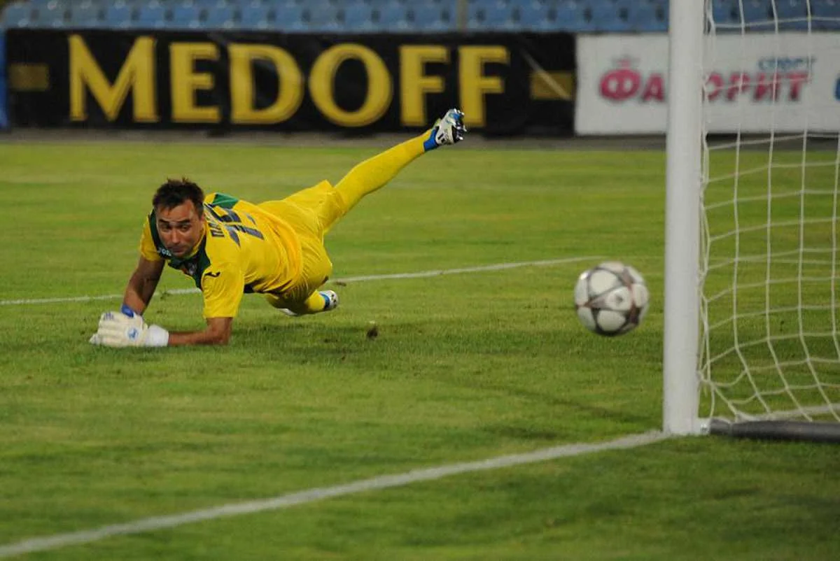 Панькив пропускает гол от Ребенка / фото ФК Сталь