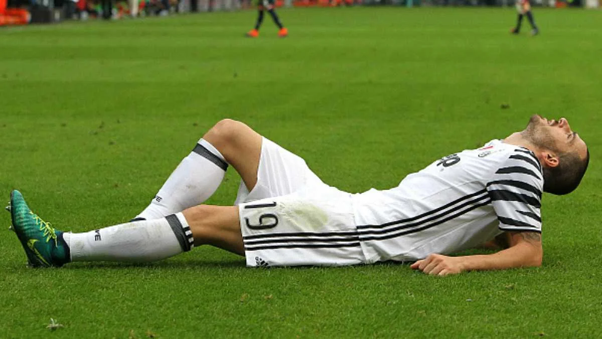 Леонардо Бонуччі травмувався у матчі з "Дженоа" / Getty Images