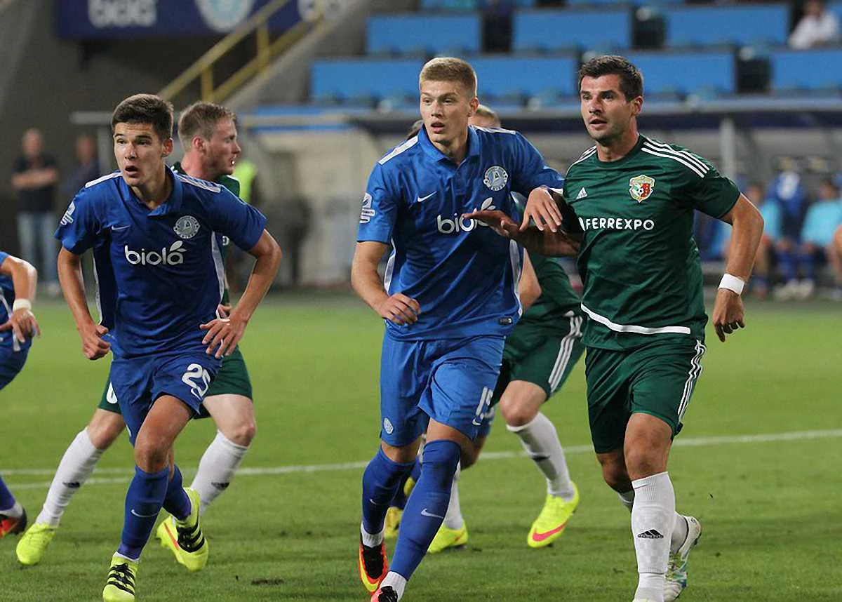 Гравці "Дніпра" пильно стежать за Бартуловічем / фото з соцмереж