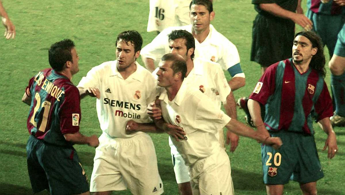 Зінедін Зідан готує подачу у фізіономію Луїса Енріке