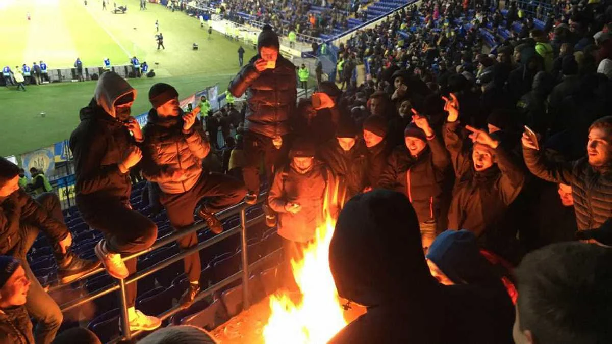 Болельщики на трибунах на матче Украина – Сербия