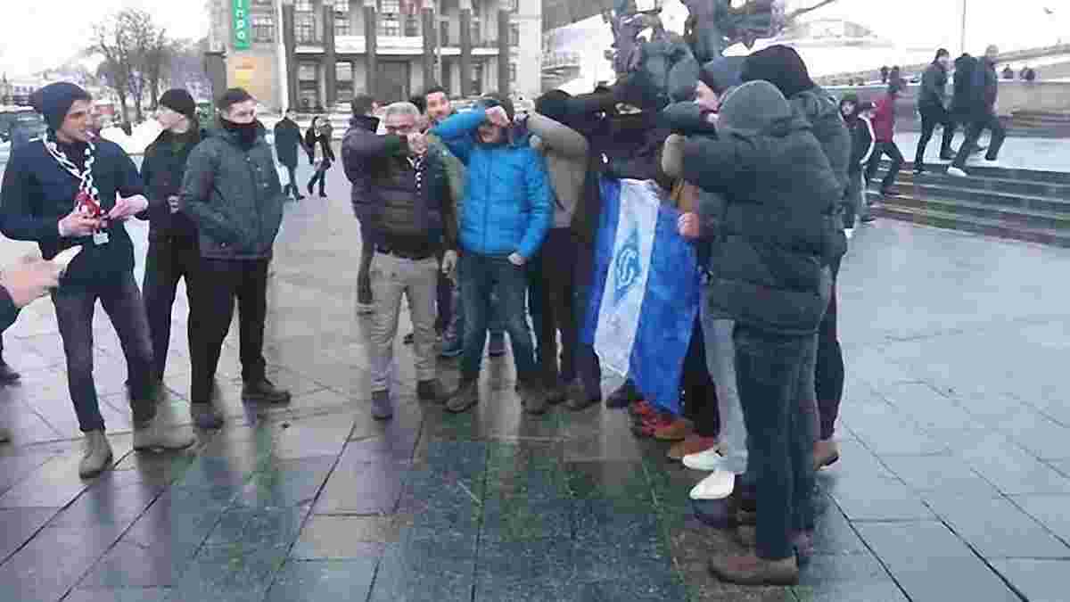 Як турецькі фанати топтали прапор "Динамо" на Майдані Незалежності 