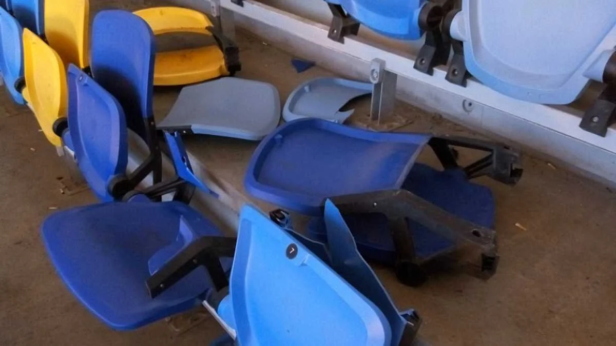 Поломанные кресла на НСК "Олимпийский" / фото О. Попов