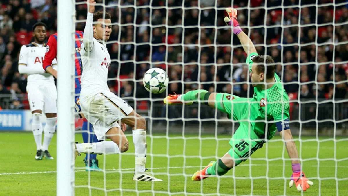 Игорь Акинфеев забивает автогол / Getty Images