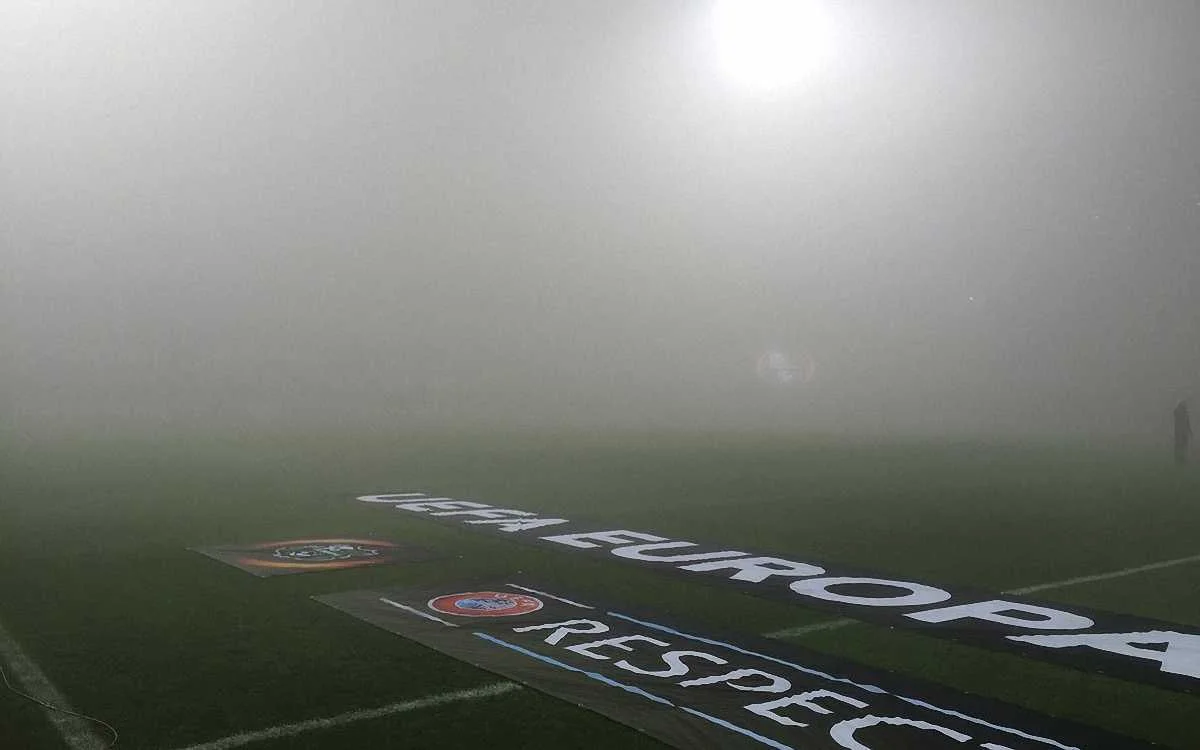 Туман на стадионе в Италии