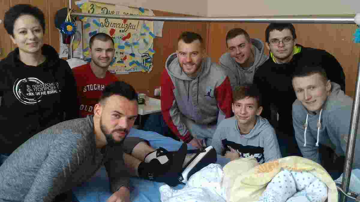 Как игроки "Динамо" навестили украинских бойцов в госпитале
