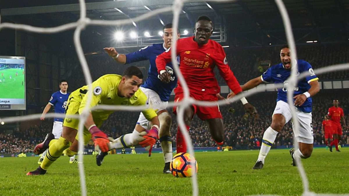 Фото к новости: "Ливерпуль" в компенсированное время победил "Эвертон" и вышел на второе место в АПЛ