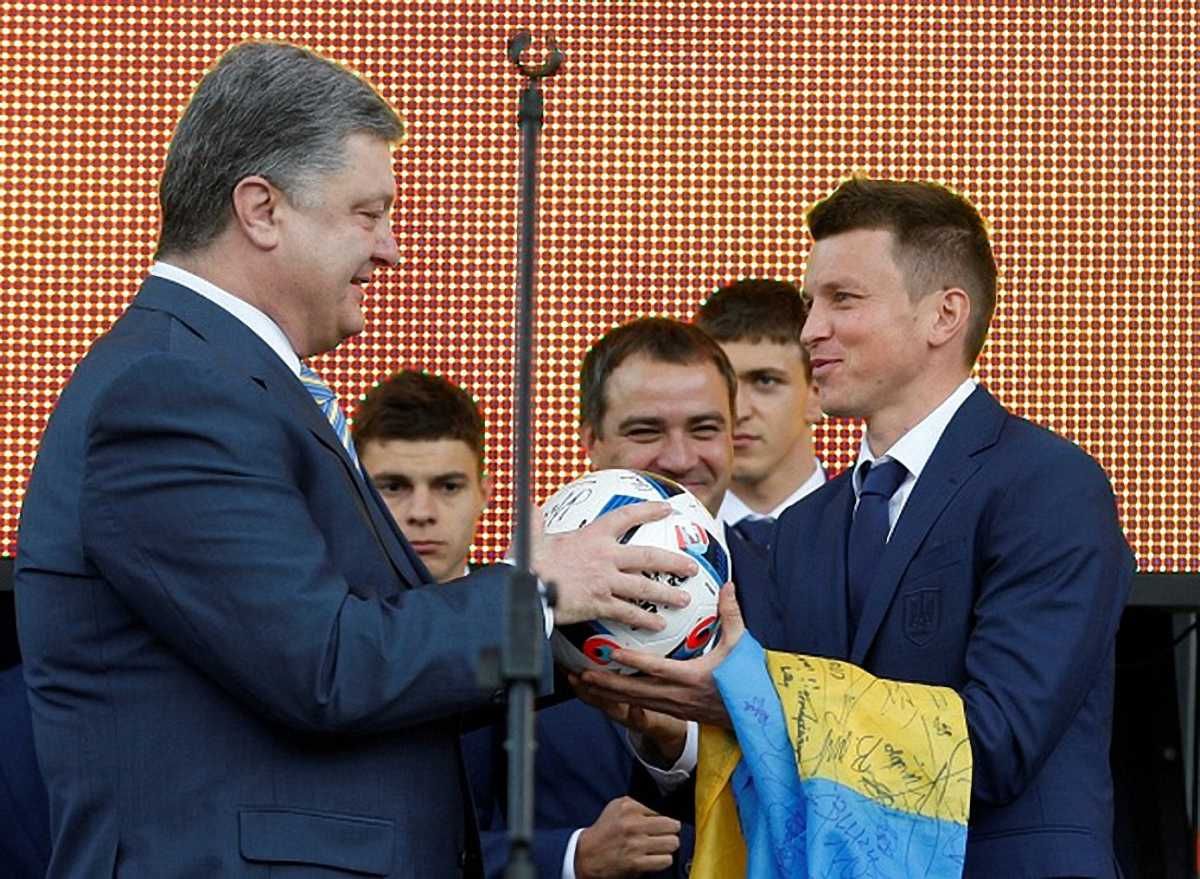 Руслан Ротань (справа)