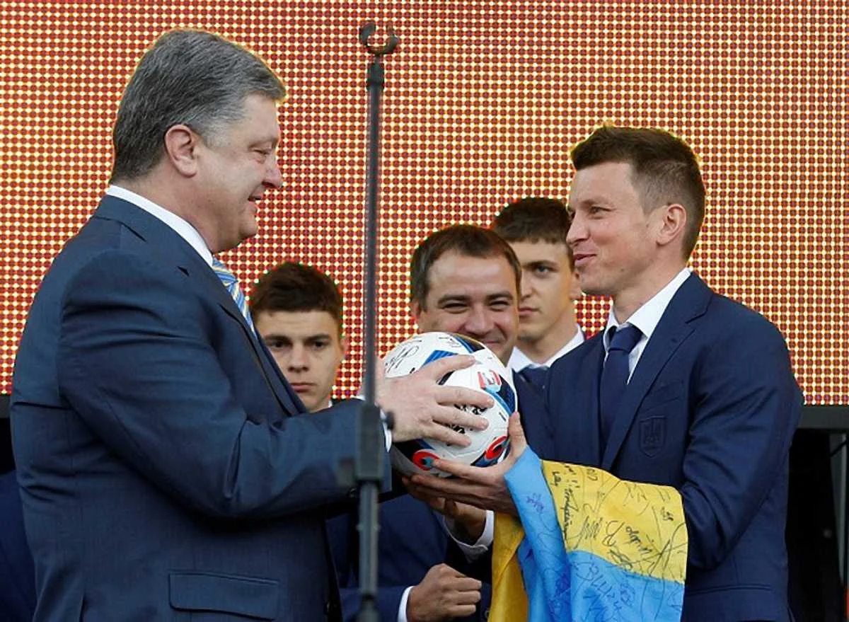 Руслан Ротань (справа)