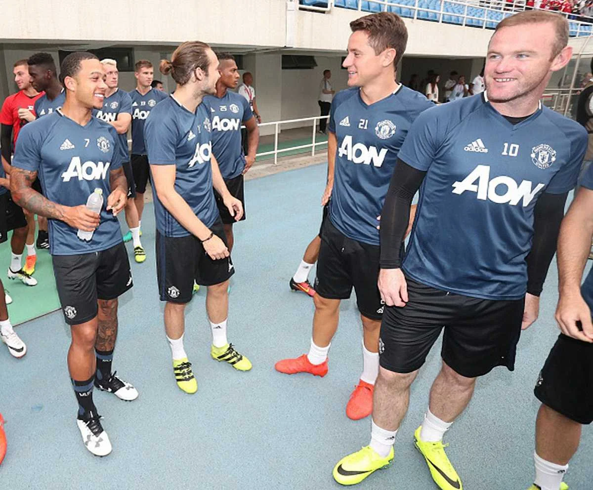 Мемфіс Депай (крайній зліва)