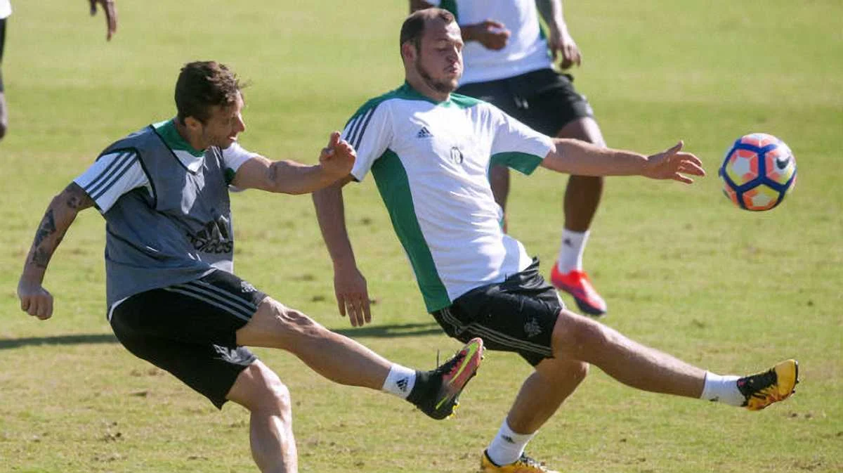 Зозуля на тренировке "Бетиса" / фото ФК "Бетис"