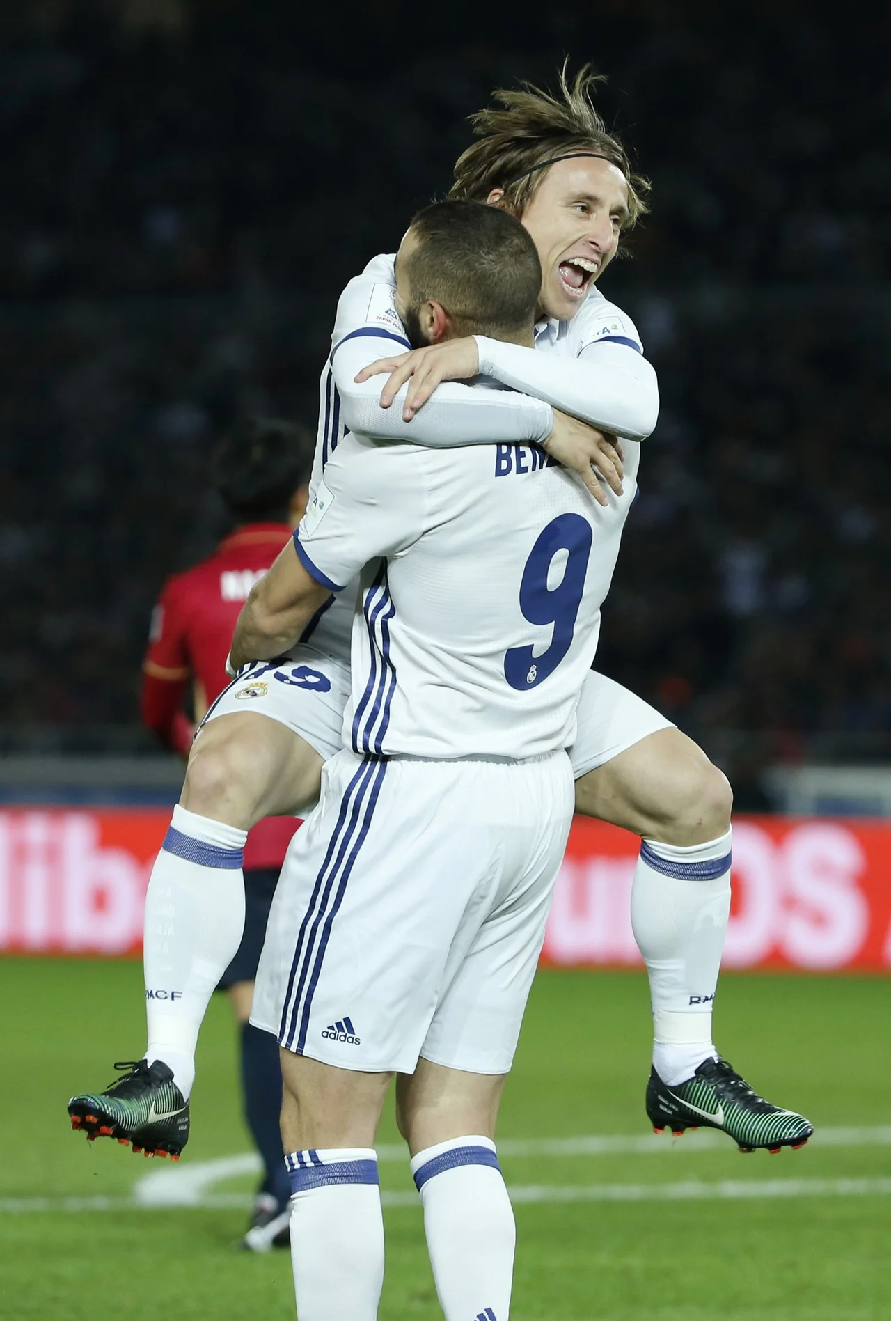 Лука Модрич в объятиях Бензема