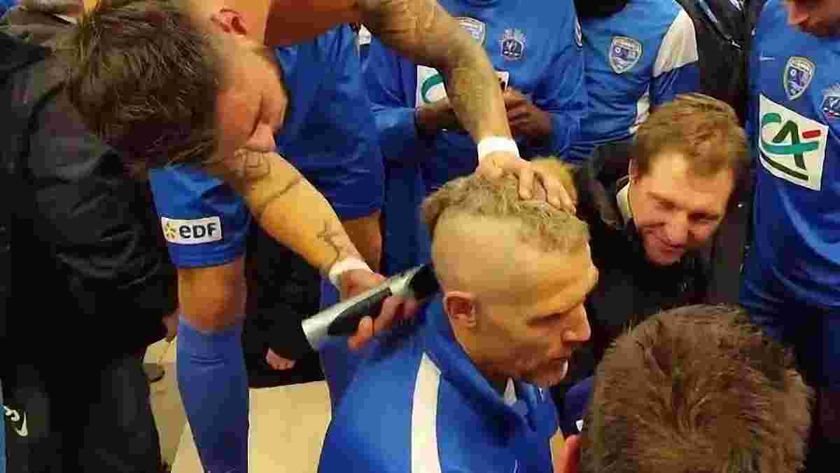 Як гравці клубу "Авранш" поголили тренера після перемоги в матчі Кубка Франції
