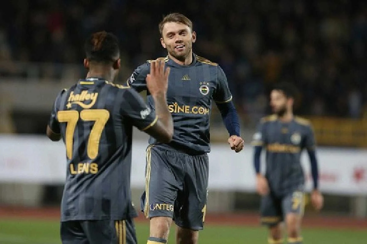 Олександр Караваєв та Джермейн Ленс / Офіційний сайт "Фенербахче"