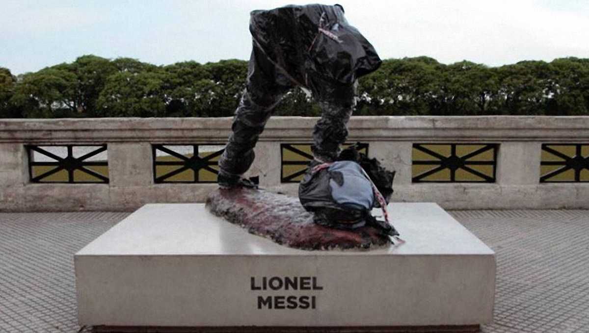 Разрушенный памятник Лионелю Месси / Mundo Deportivo