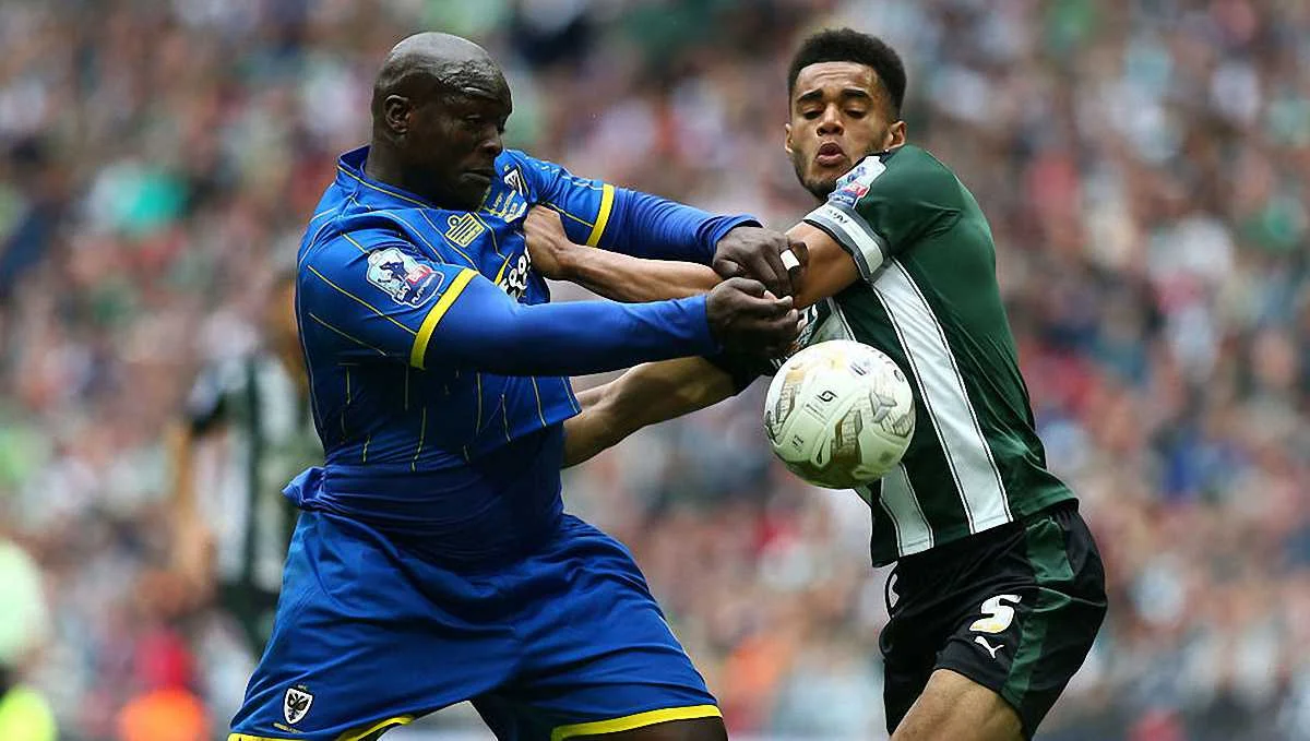 Акинфенва сметает соперника