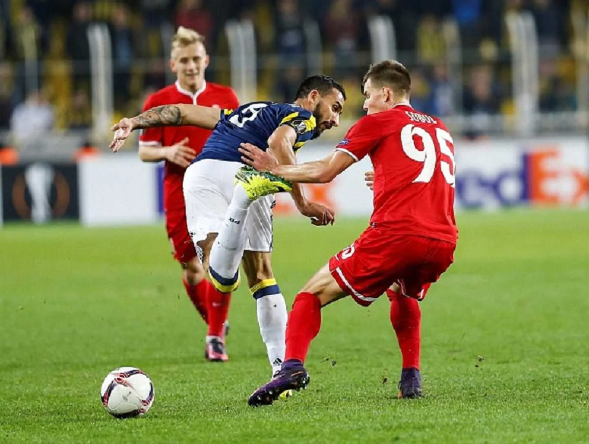 Соболь в матче с "Фенербахче" / getty images