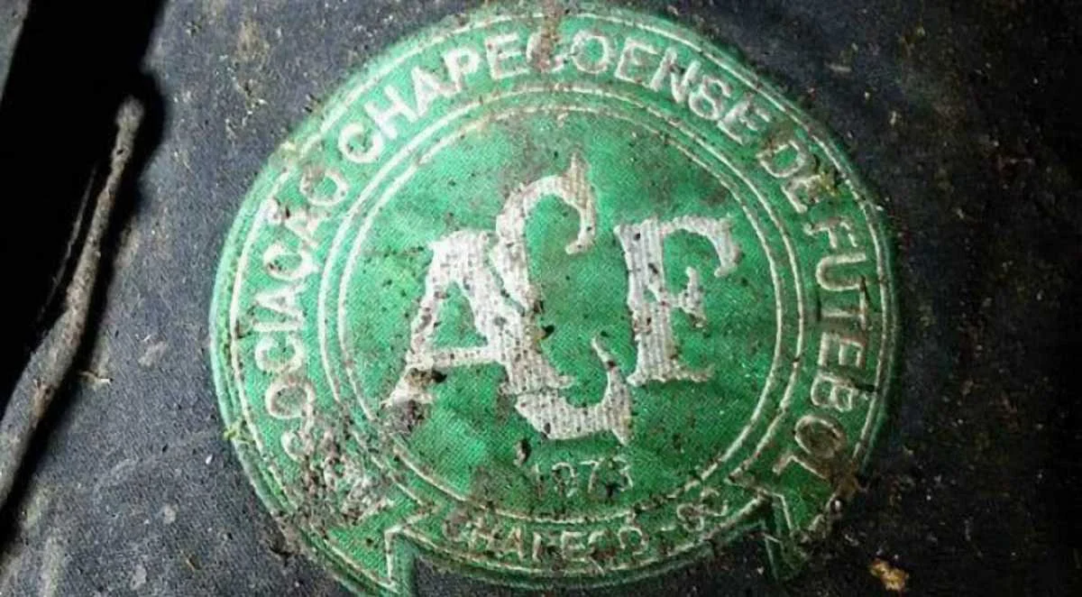 Емблема "Шапекоенсе" у розбитому літаку