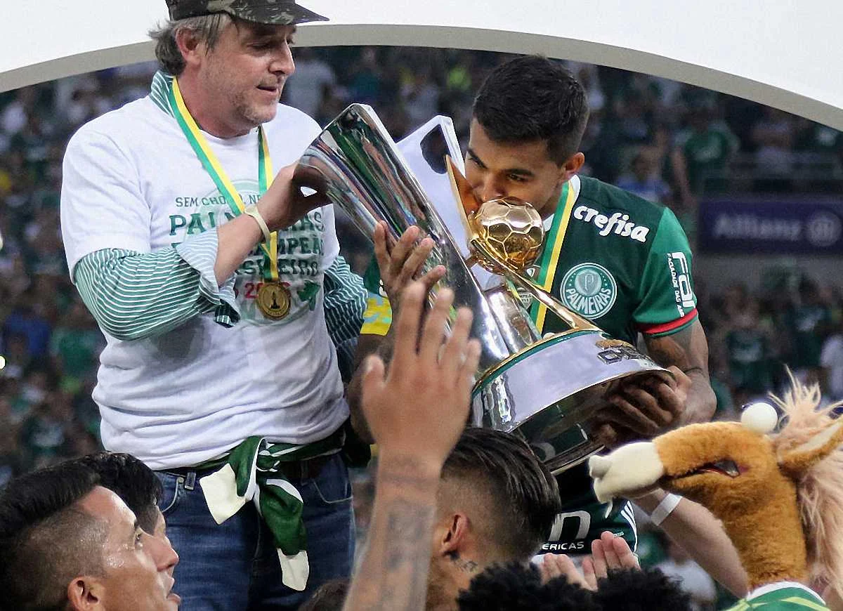 Дуду с чемпионским кубком