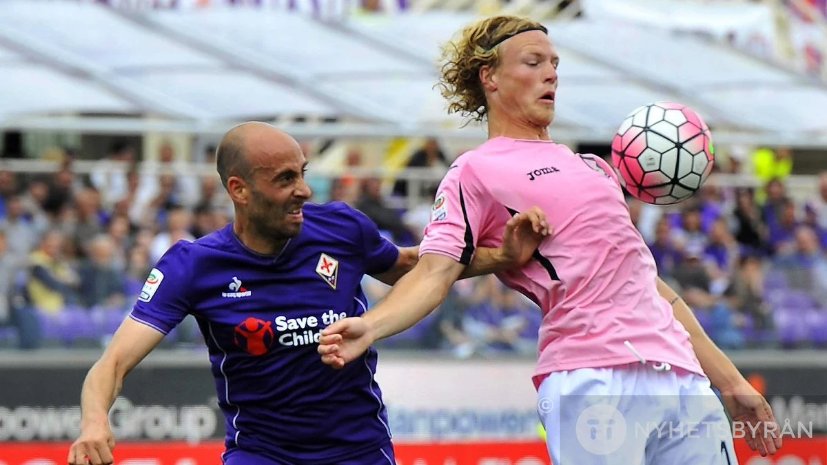 Оскар Хільємарк (справа) у матчі проти "Фіорентини"