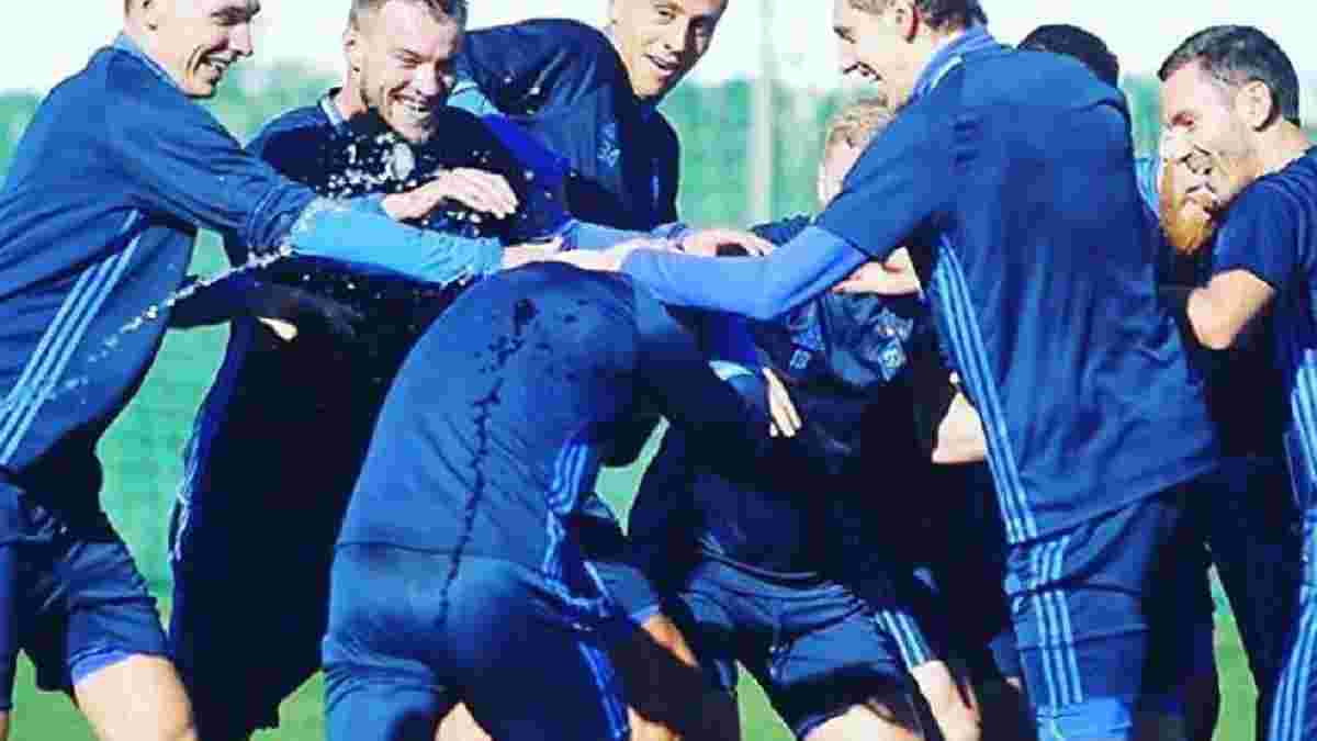 Как Морозюк прошел особый ритуал поздравления от игроков "Динамо" в день рождения