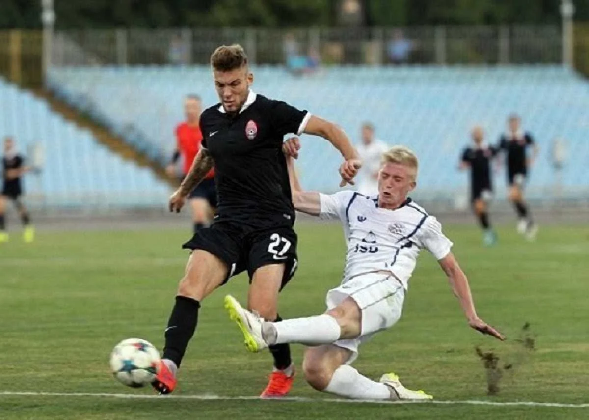 Ліворуч Ігор Калінін / ФК "Зірка"