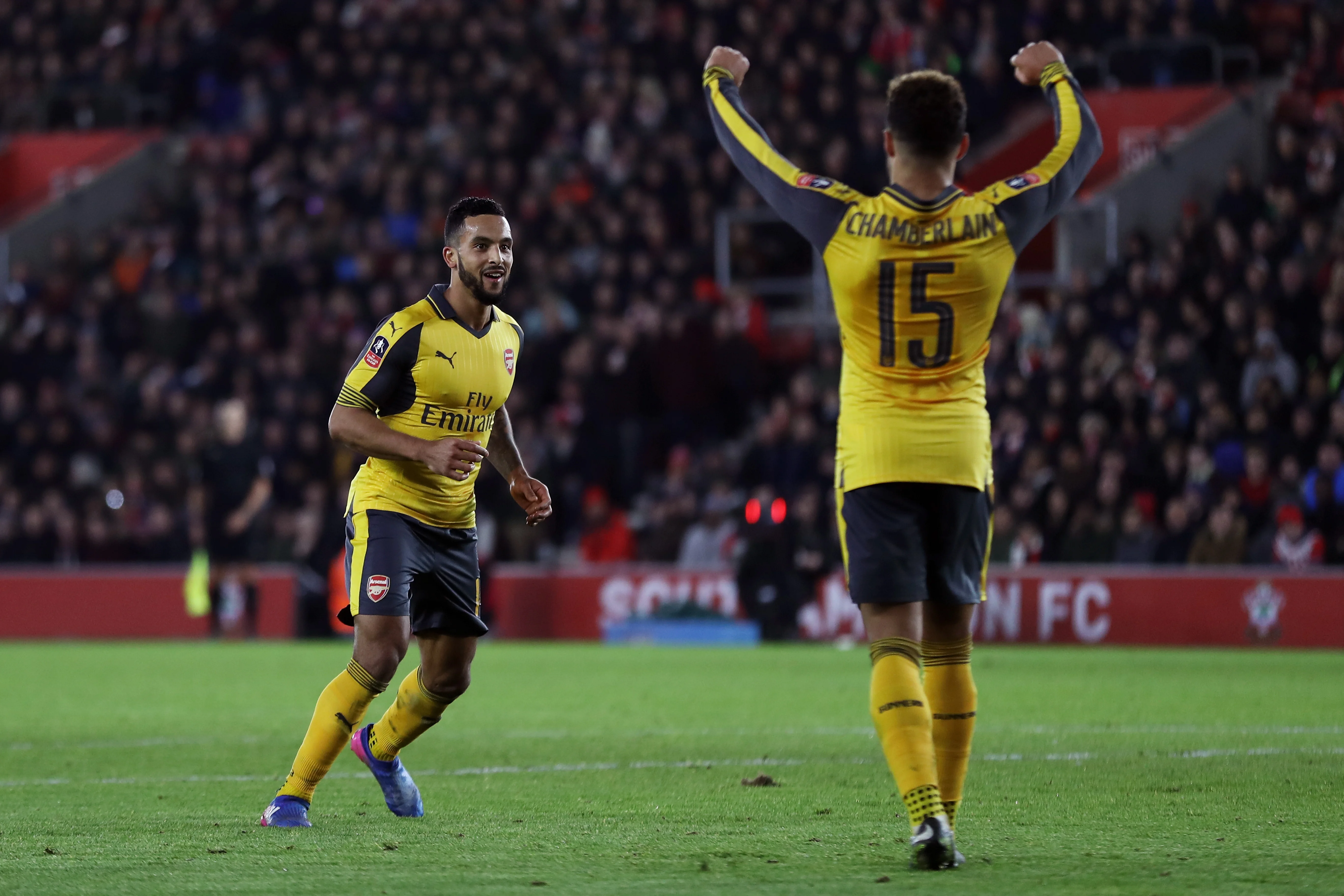 Уолкот и Чемберлен празднуют гол / getty images