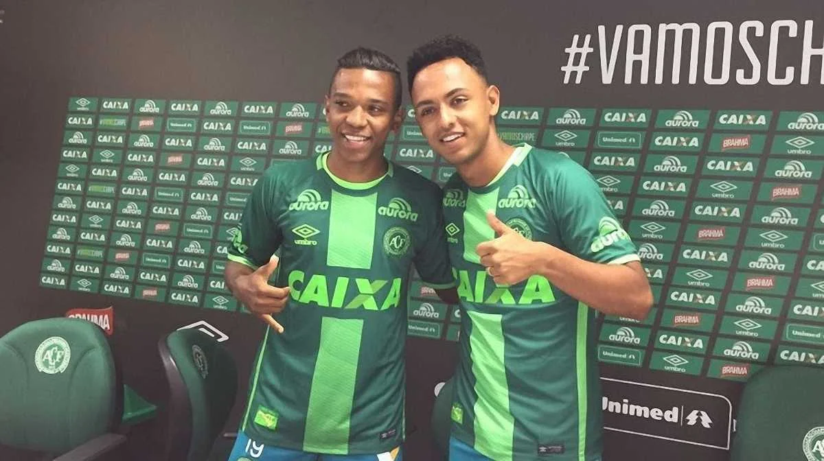 Нилтинью (слева) на презентации в "Шапекоэнсе" / Соцсети