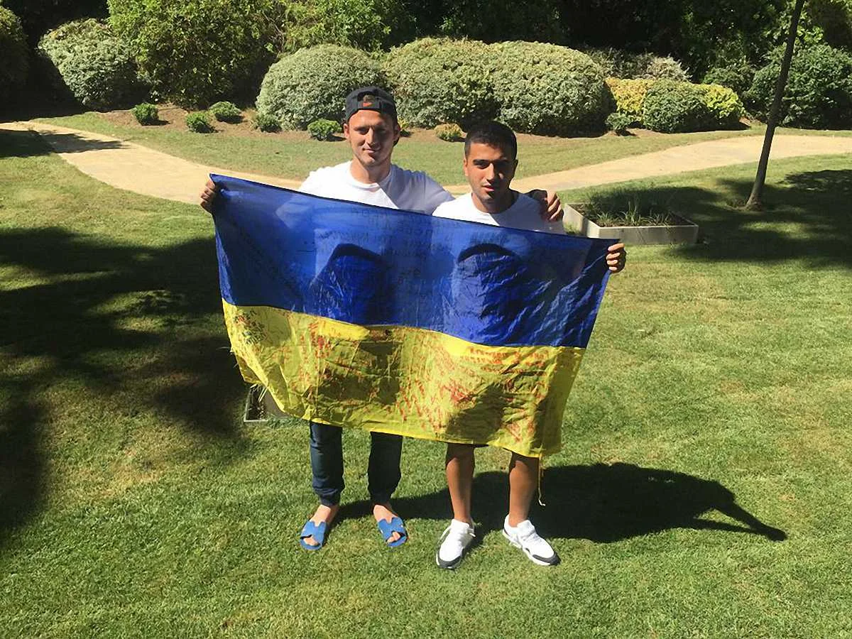 Зозуля та Вачіберадзе з прапором України / Facebook