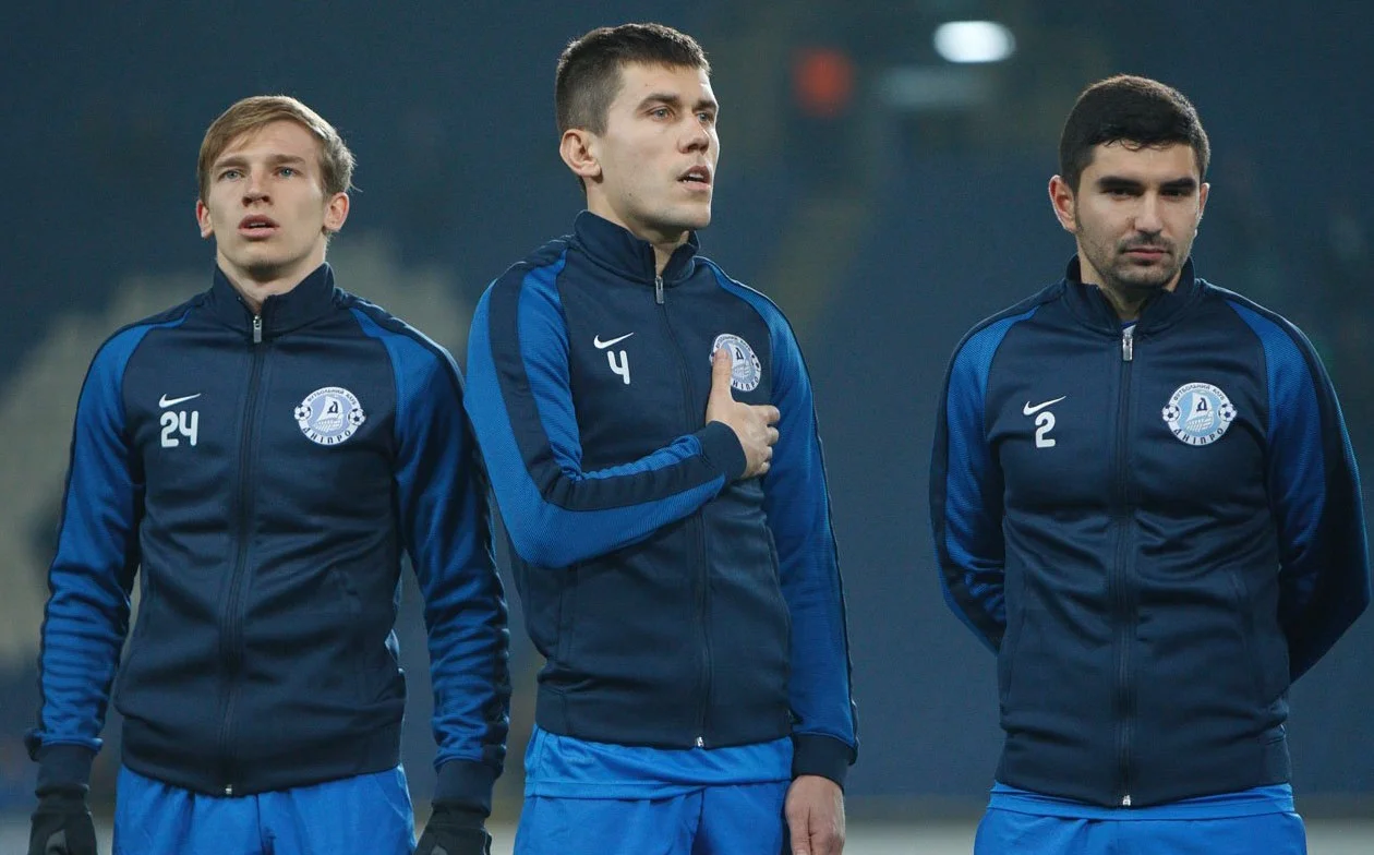 Сергей Кравченко (в центре) / Фото ФК "Днепр"