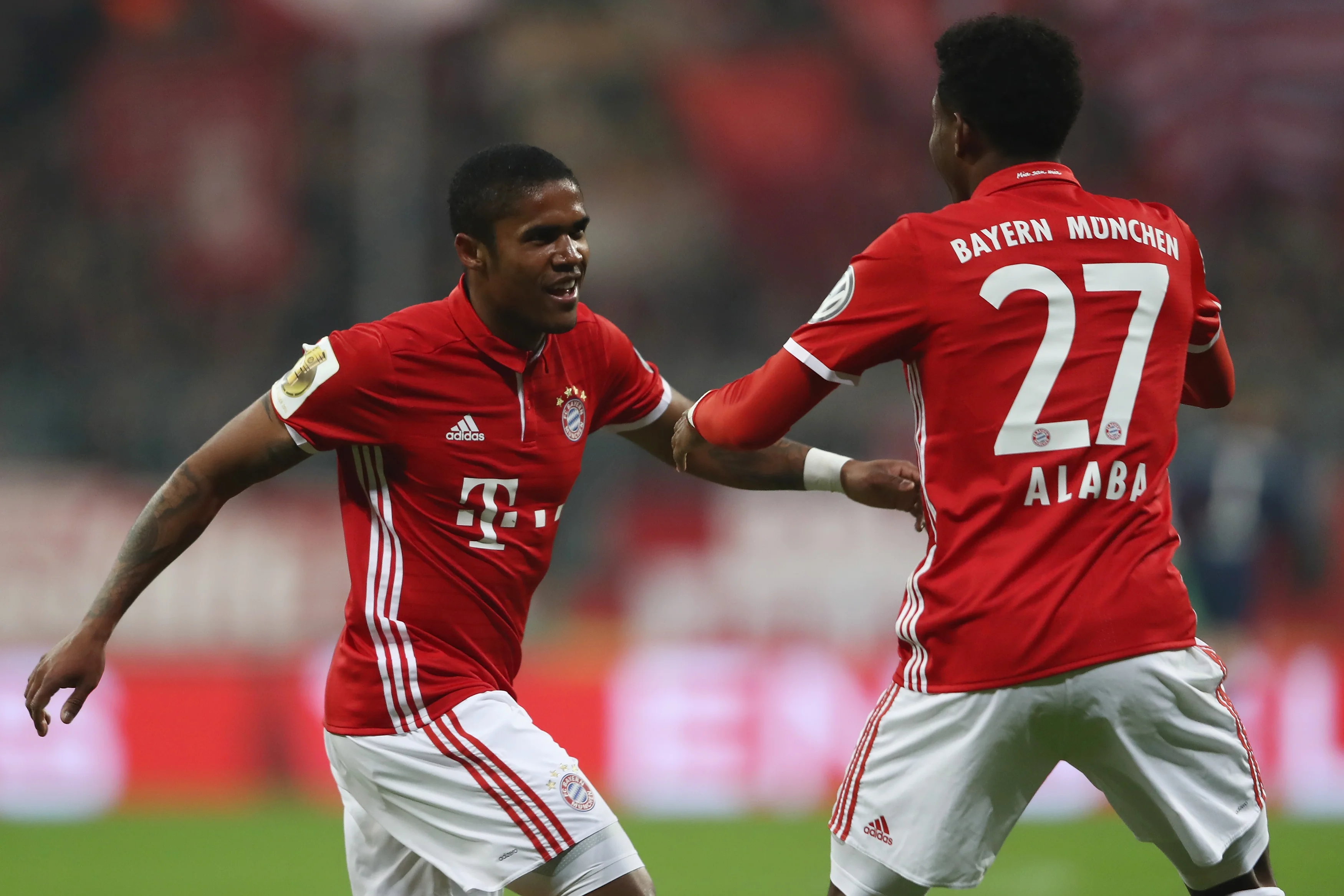 Дуглас Коста празднует гол / getty images