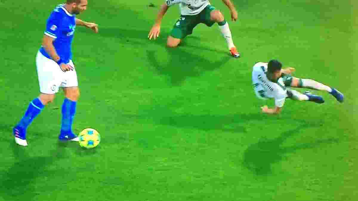 Мексиканский защитник показал, возможно, самый странный отбор мяча в истории
