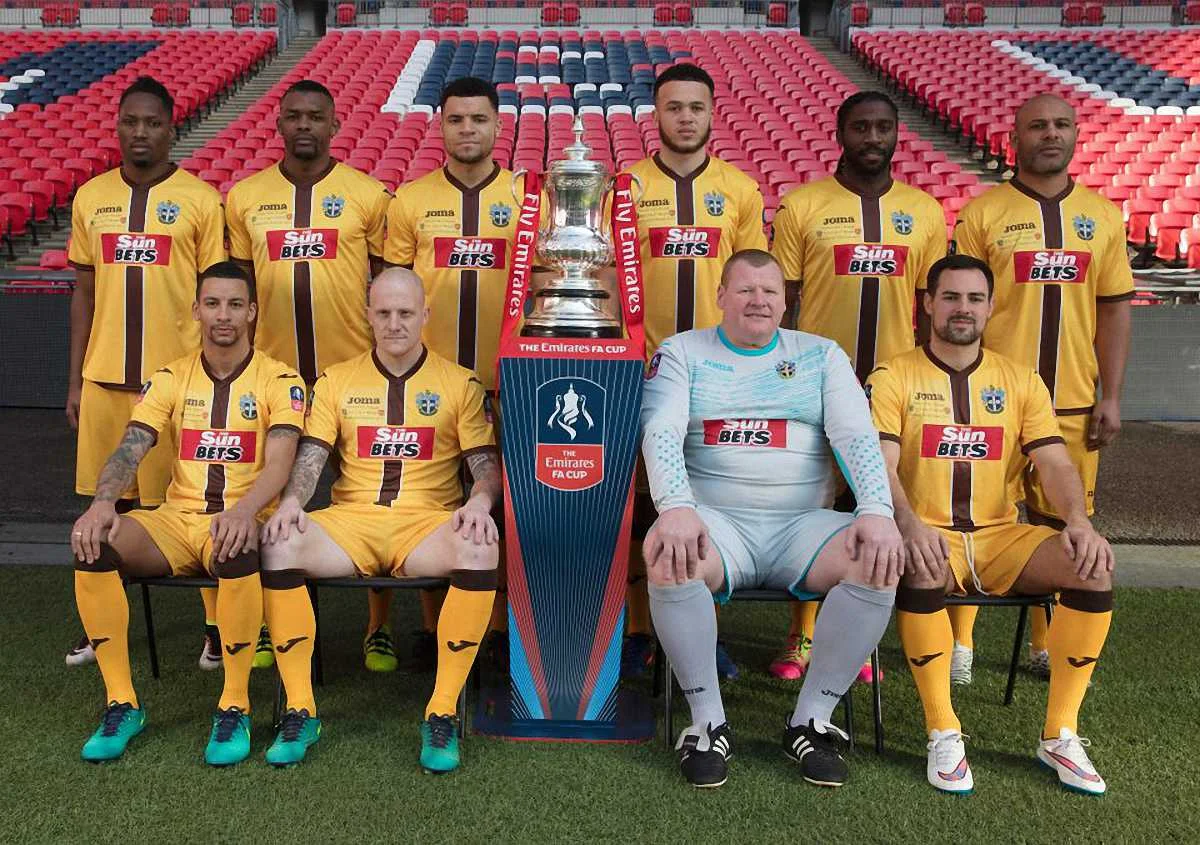 "Саттон Юнайтед" (Ники Бейли второй слева внизу)