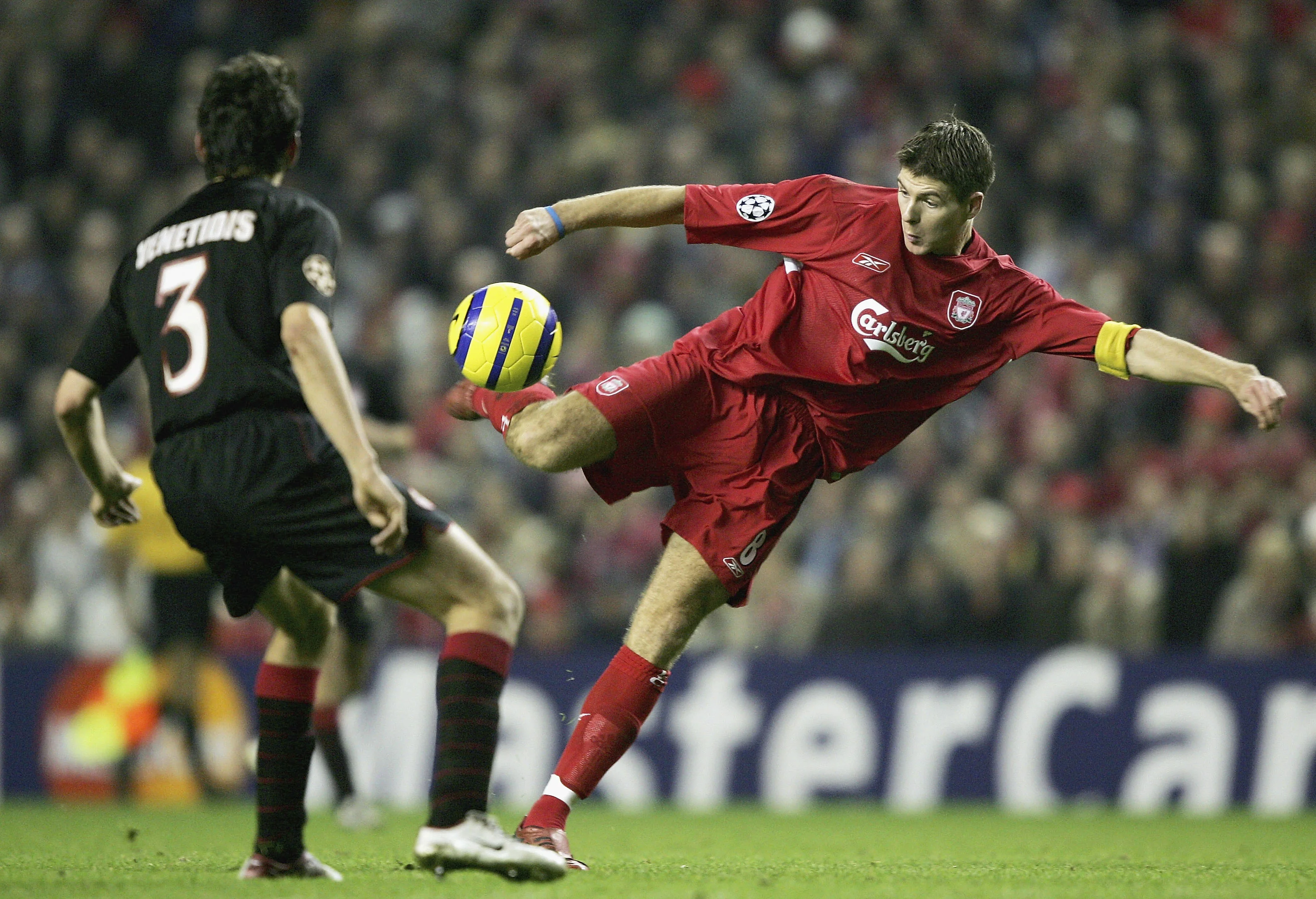 Стивен Джеррард забивает в ворота "Олимпиакоса" / Getty Images