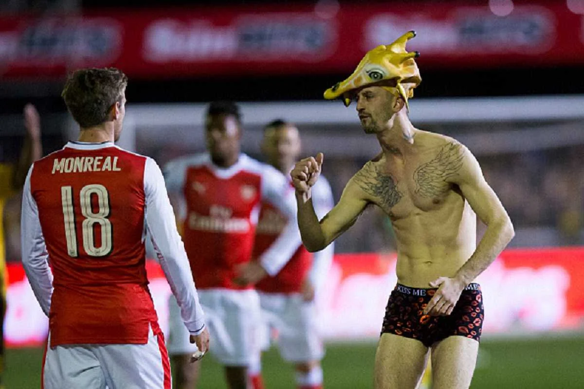 Фанат вибіг на поле / Getty Images