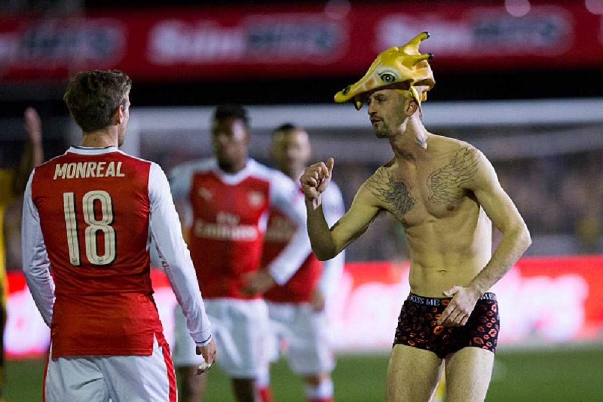 Фанат выбежал на поле / Getty Images