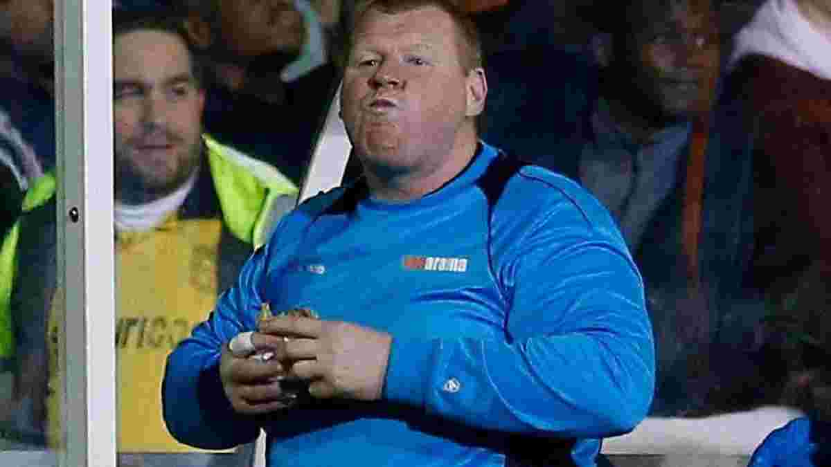 Вратарь "Саттон Юнайтед" Уэйн Шоу покинул клуб из-за скандала вокруг поедания пирога во время матча с "Арсеналом"