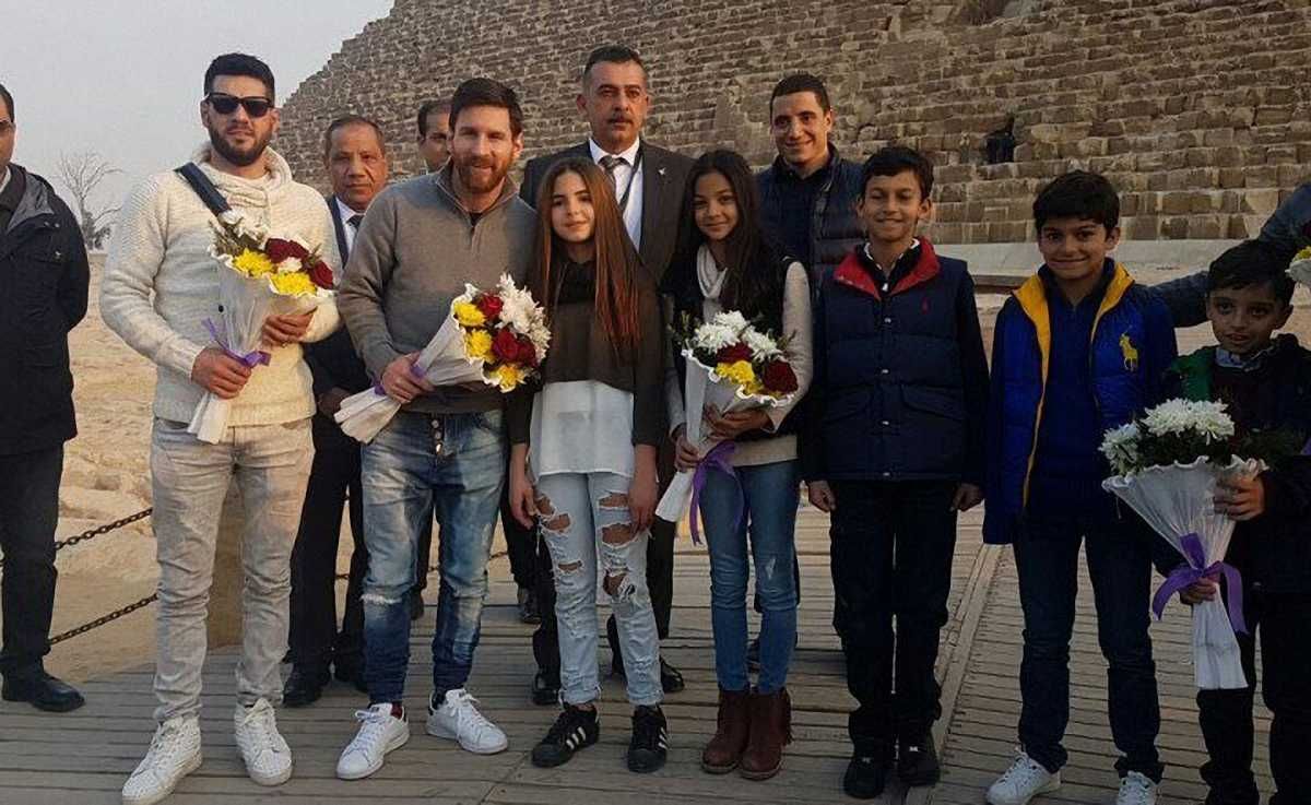 Мессі позує на фоні пірамід