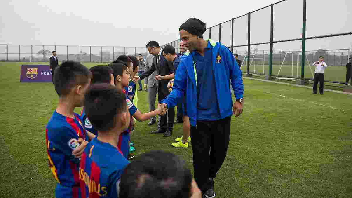 Роналдиньо эпично  приветствовали китайские дети в школе "Барселоны" – забавное видео
