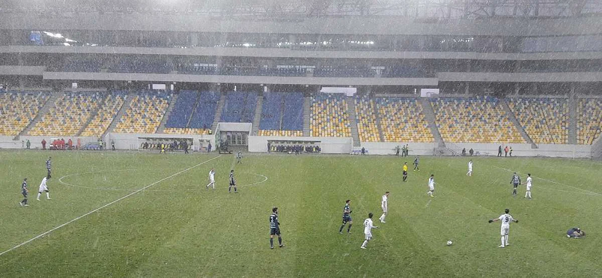 Снег мешал футболистам / Соцсети