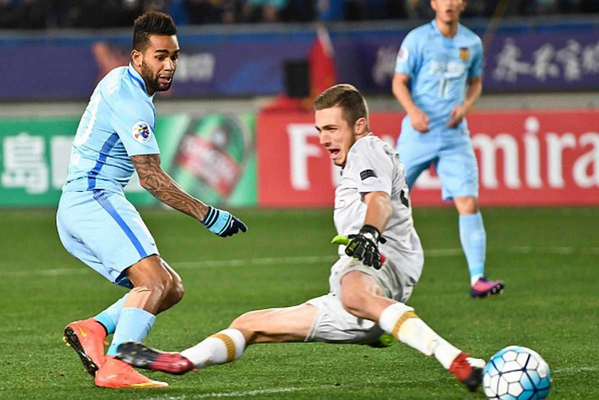 Алекс Тейшейра розправляється з воротарем