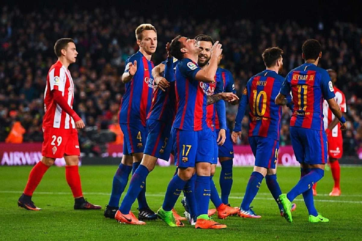 Пако Алькасер забив другий гол в чемпіонаті за "Барселону" / Getty Images