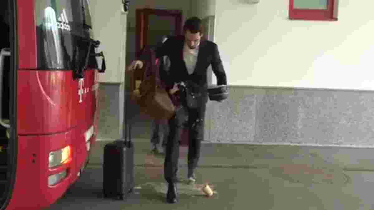 Хуммельс вилив на себе гарячу каву, відправляючись на тренування перед матчем з "Арсеналом"