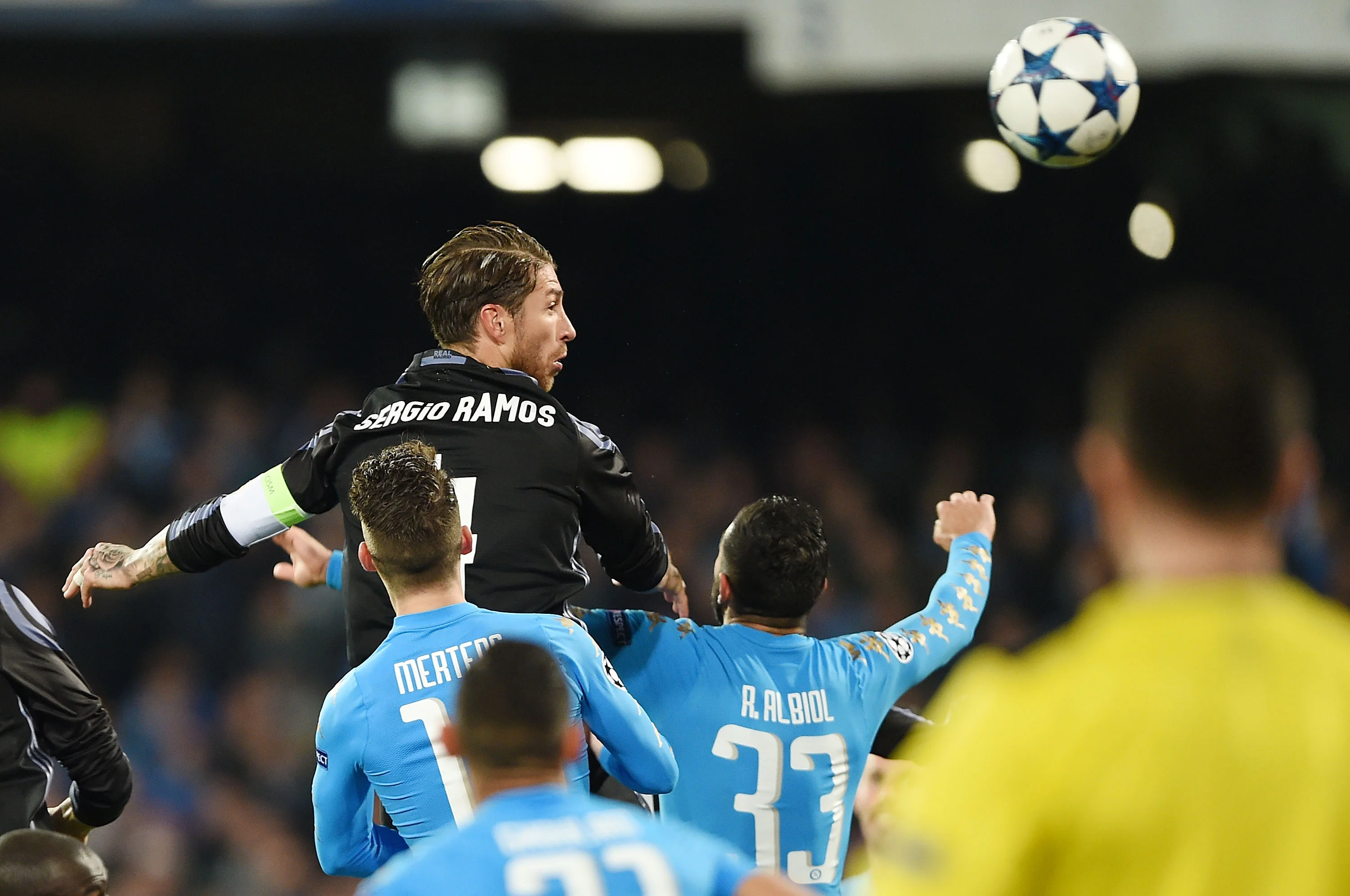Серхио Рамос забивает в ворота "Наполи" / getty images