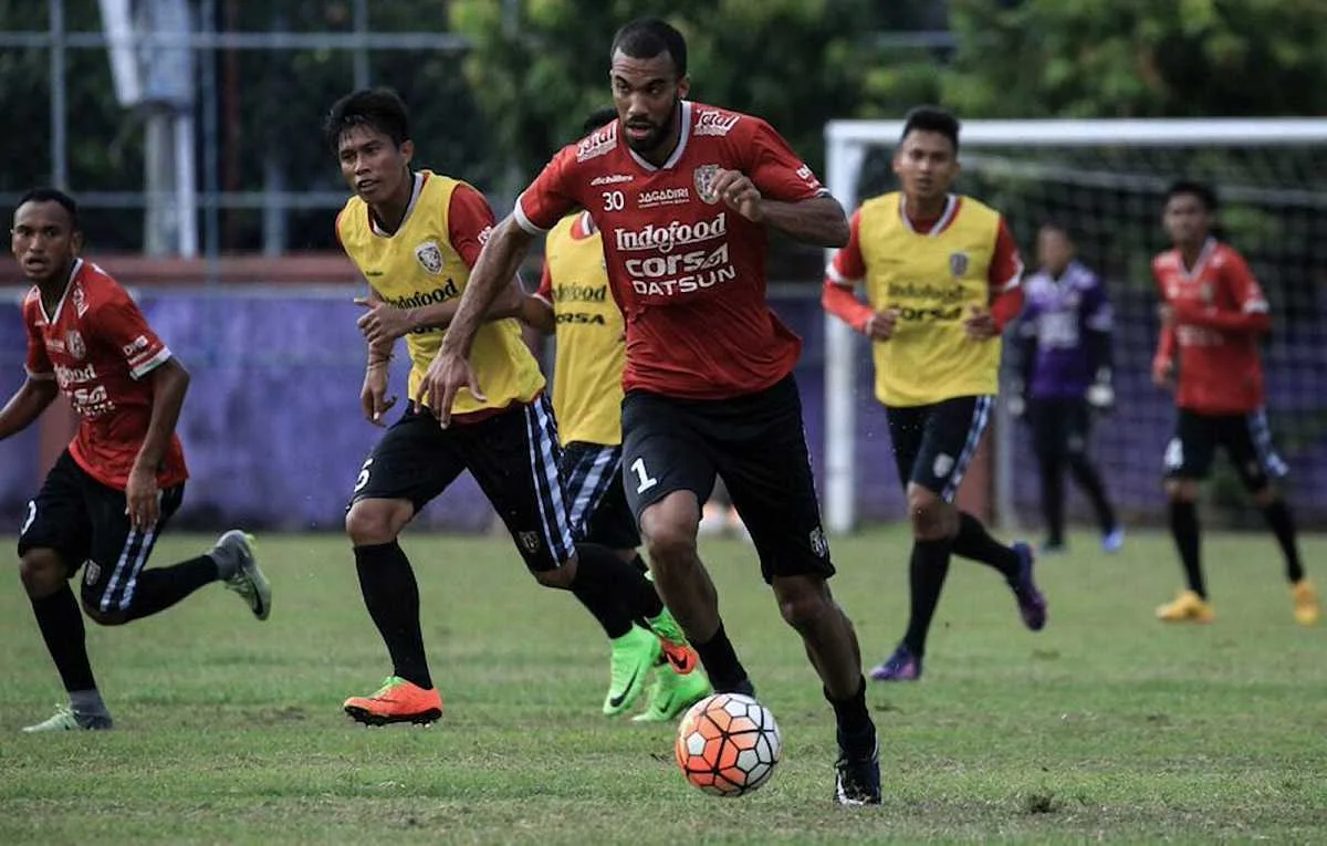 Силвано Комвалиус с мячом на тренировке "Бали Юнайтед"