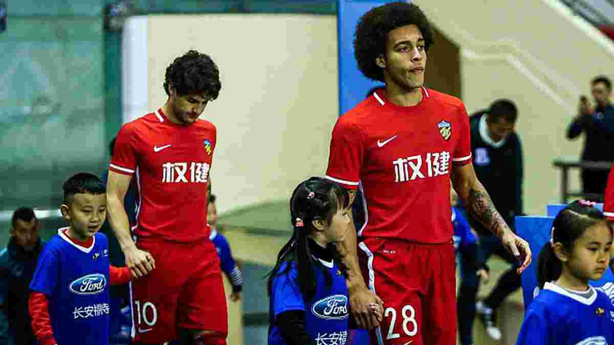 Гравець "Шанхай Шеньхуа" Шен відправлений у дубль за немислимий фол на Вітселі, який забив перший гол у Китаї