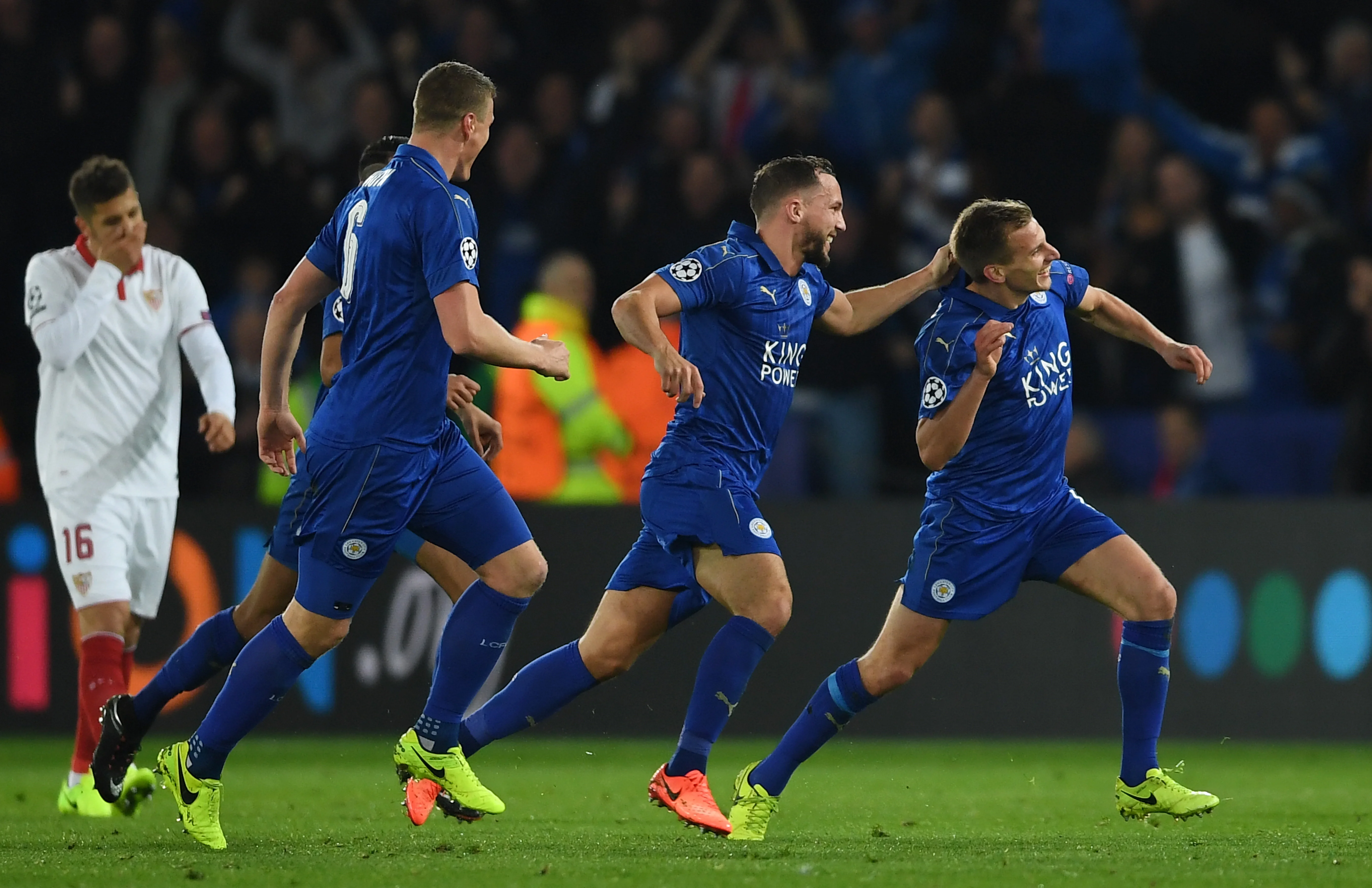 "Лиси" святкують гол / Getty Images