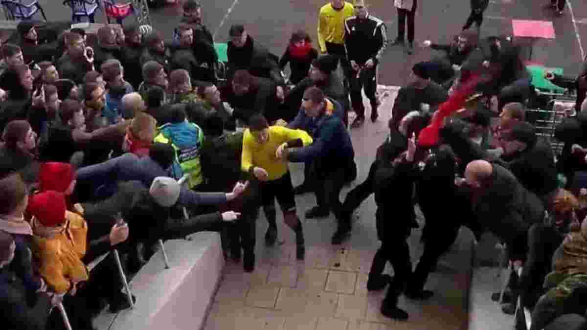 "Верес" – "Колос": фанати напали на арбітра Шандора – охорона застосувала сльозогінний газ